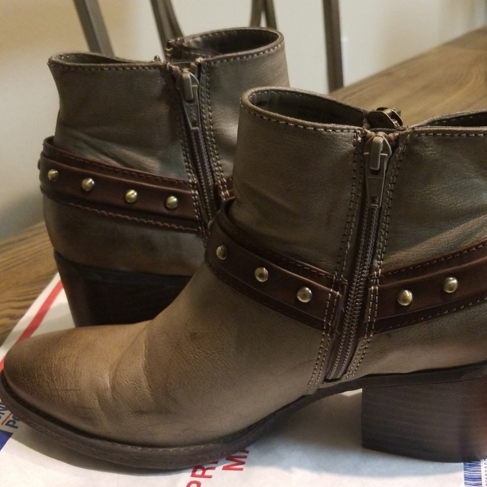 Rugged Boots - Picture 5 of 7